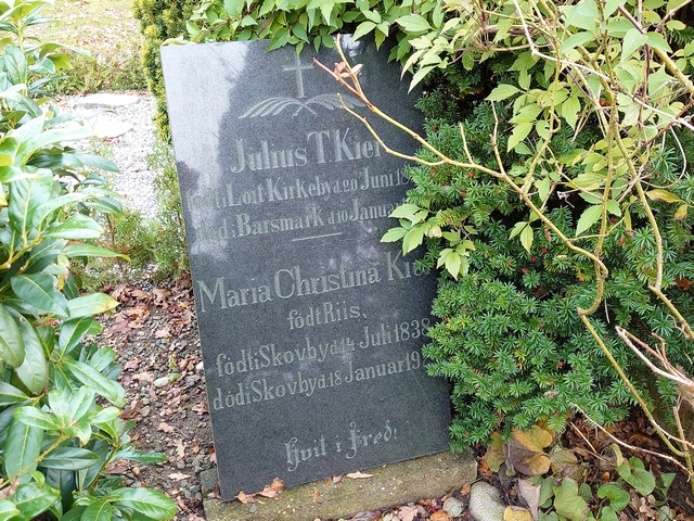 Julius Truelsen Kiers gravsten på krikegården i Løjt Kirkeby