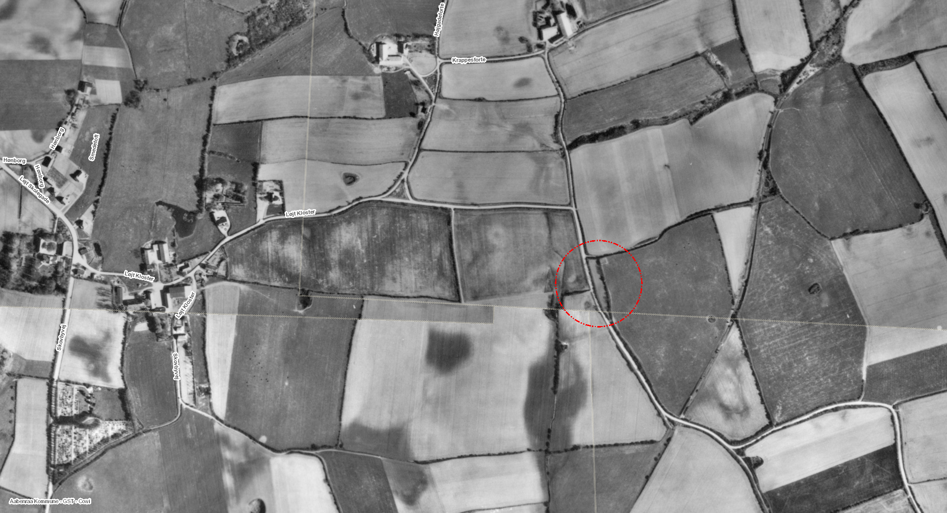 På et luftfoto fra 1954 kan man stadig se grunden, hvor Dusenborg har ligget. På et andet luftfoto fra 1964 er grunden væk.