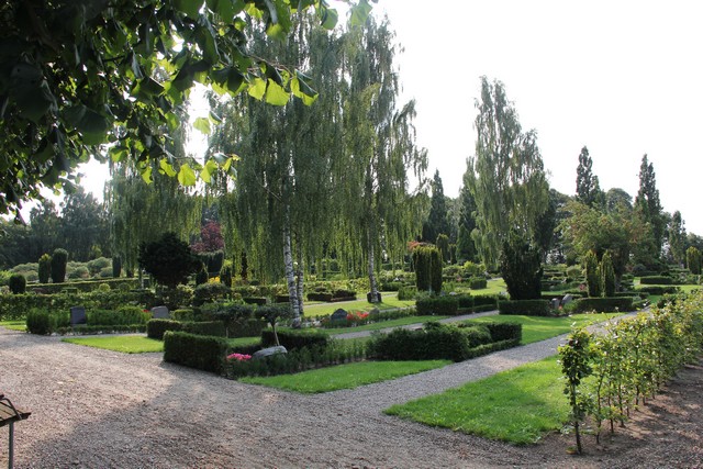 Kirkegården ligger overfor Præsteskoven i Løjt Kirkeby